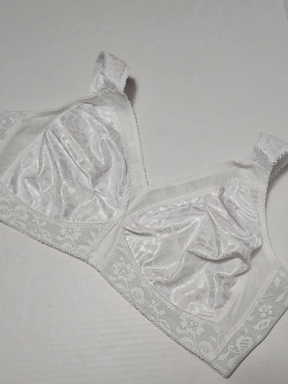 Playtex White Lace Support Wireless Padless Bra Size 42D Plus Extender